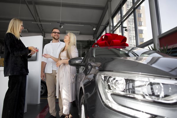 happy-customers-car-dealership